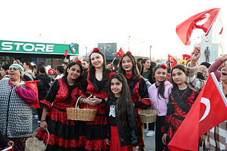 İzmit Kent Meydanı "İlle de Roman Olsun" Sesleriyle İnledi