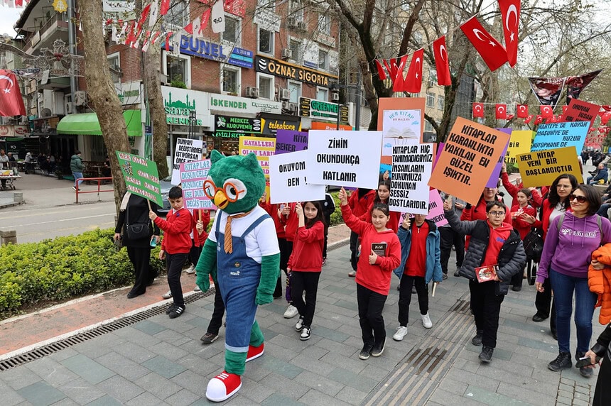 İzmit Cumhuriyet Bulvarı’nda Renkli Kütüphane Haftası