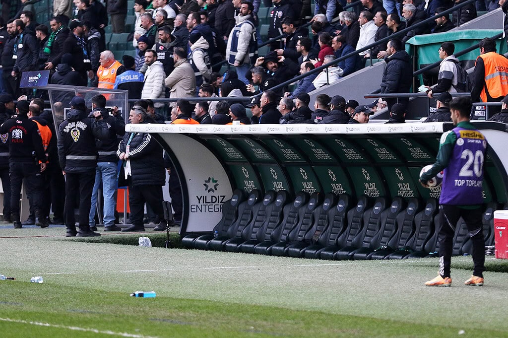 Konyaspor maçında teknik ekip ve oyuncuların kulübe içi hazırlıkları.