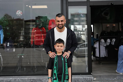 Serdar Dursun’dan Minik Taraftara Unutulmaz Jest