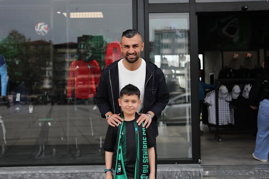 Serdar Dursun’dan Minik Taraftara Unutulmaz Jest