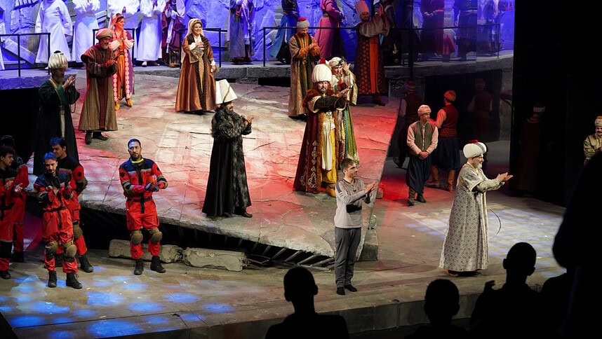 Kocaeli Şehir Tiyatroları İstanbul’u Fethetti: "Sinan" Başakşehir’de Kapalı Gişe!