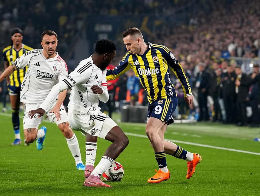 Süper Lig'de Derbi Haftası Trabzonspor Lideri Devirdi, Fenerbahçe Takibi Sürdürdü