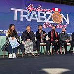 ‘Taşacak Bu Deniz' Oyuncuları Trabzon Günleri'nde Hayranlarıyla Buluştu