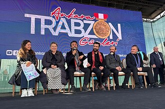 ‘Taşacak Bu Deniz' Oyuncuları Trabzon Günleri'nde Hayranlarıyla Buluştu