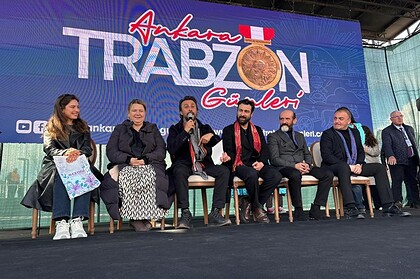 ‘Taşacak Bu Deniz' Oyuncuları Trabzon Günleri'nde Hayranlarıyla Buluştu