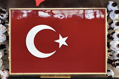 Türk Kağıtçılık Günü’ne Özel Dünyanın En Büyük Kâğıttan Türk Bayrağı Oluşturuldu!