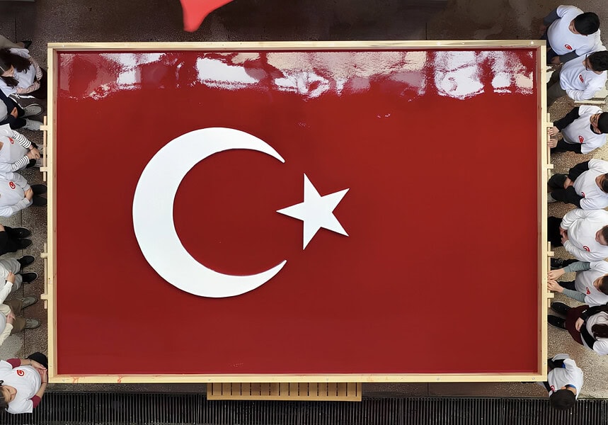 Türk Kağıtçılık Günü’ne Özel Dünyanın En Büyük Kâğıttan Türk Bayrağı Oluşturuldu!