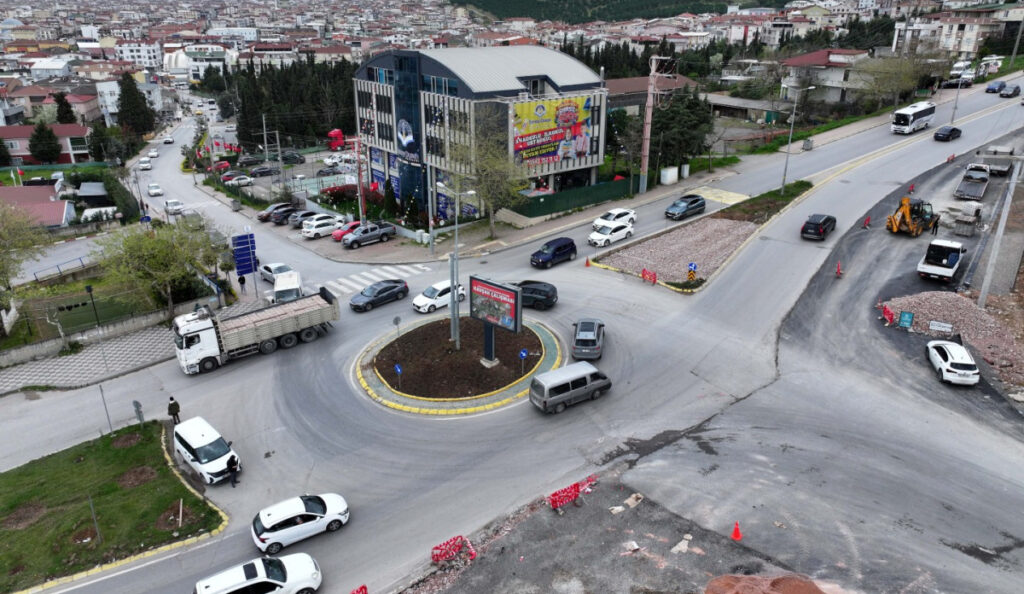 Büyükşehir Darıca’da Düğümü Çözüyor: 2 Bin Ton Asfaltla Modern Kavşak Geliyor!
