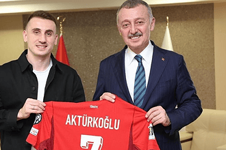 Kerem Aktürkoğlu'ndan Başkan Büyükakın'a Ay-Yıldızlı Forma