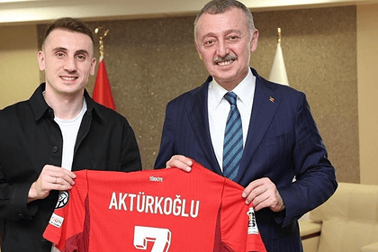 Kerem Aktürkoğlu'ndan Başkan Büyükakın'a Ay-Yıldızlı Forma