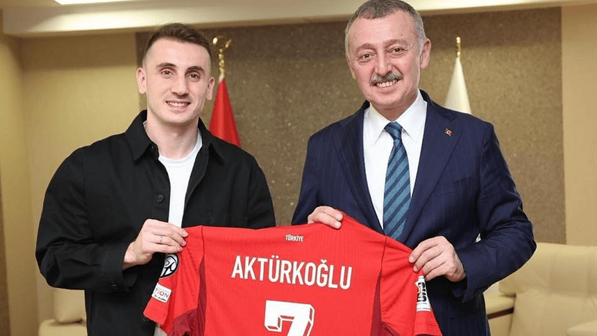 Kerem Aktürkoğlu'ndan Başkan Büyükakın'a Ay-Yıldızlı Forma