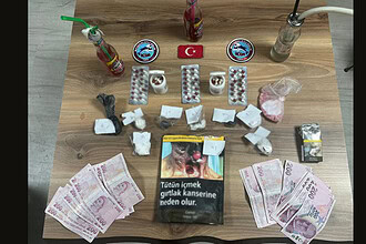 Yunus Timleri İzmit Sokaklarında Kuş Uçurtmuyor: Uyuşturucu ve Sahte Para Ele Geçirildi!