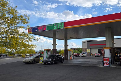 ABD’de Benzin Krizi: İran Savaşı Sonrası Galon Fiyatı 4 Doları Aşarak Rekora Koşuyor
