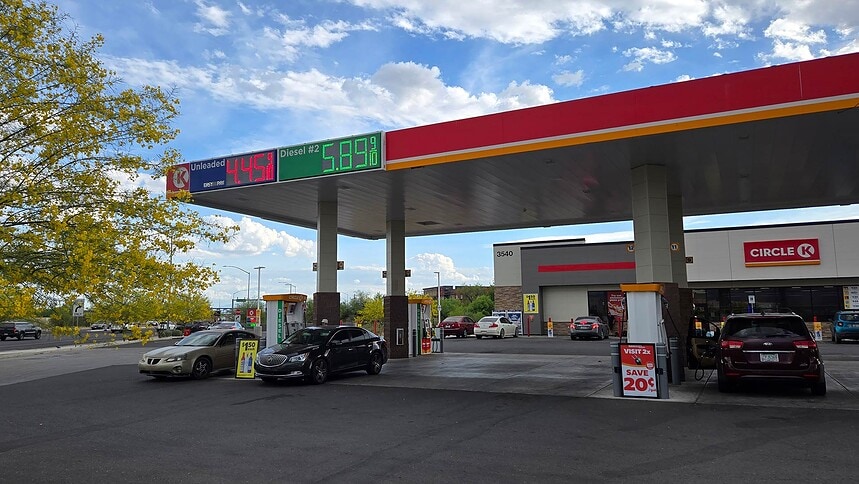 ABD’de Benzin Krizi: İran Savaşı Sonrası Galon Fiyatı 4 Doları Aşarak Rekora Koşuyor