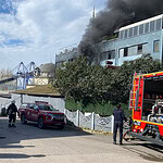 Körfez’de Plastik Fabrikasında Yangın: Gökyüzünü Yoğun Duman Kapladı