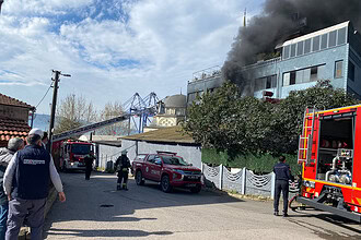 Körfez’de Plastik Fabrikasında Yangın: Gökyüzünü Yoğun Duman Kapladı