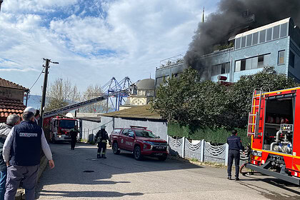Körfez’de Plastik Fabrikasında Yangın: Gökyüzünü Yoğun Duman Kapladı