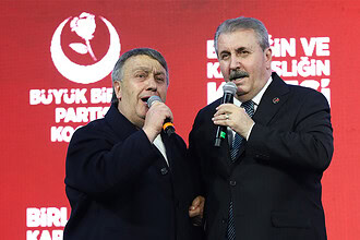 BBP Kocaeli Kongresi: İsmail Türüt ile sahneye çıkıp türkü söyledi