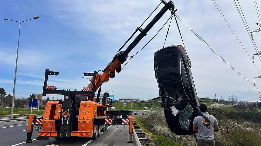 Berkay Tulpar Trafik Kazası: Saç Ekimi Uzmanı Bariyerlere Çarptı