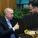 Cumhurbaşkanı Erdoğan vatandaşlarla kafede sohbet etti