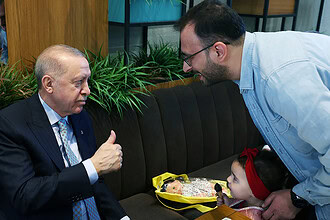 Cumhurbaşkanı Erdoğan vatandaşlarla kafede sohbet etti