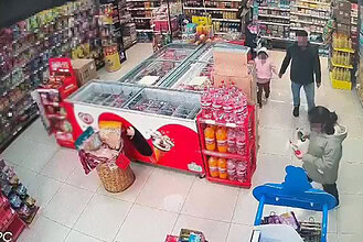 Market Kamerası Her Şeyi Kaydetti: 12 Yaşındaki Engelli Çocuğuna Şiddet Uygulayan Şahıs Babası Çıktı!