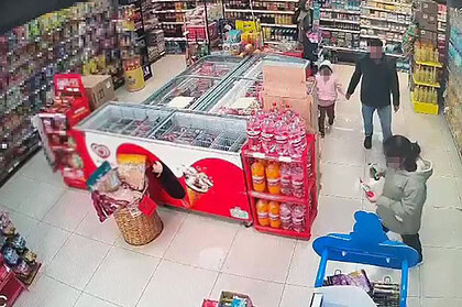 Market Kamerası Her Şeyi Kaydetti: 12 Yaşındaki Engelli Çocuğuna Şiddet Uygulayan Şahıs Babası Çıktı!