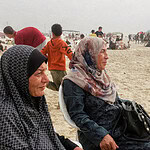 Gazze’de Çadır Sıcağından Sahile Kaçış: Filistinli Ailelerin Deniz Kıyısındaki Umut Nöbeti!