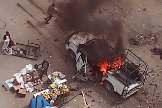 İsrail Savaş Uçakları Polis Aracını Vurdu, 1’i Çocuk 4 Ölü!