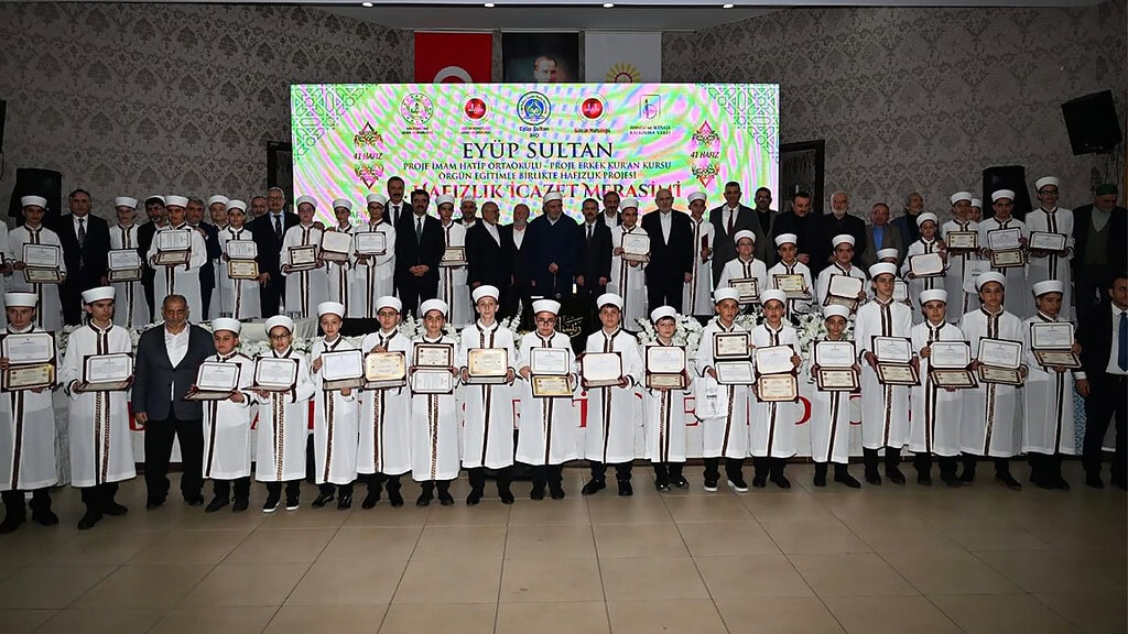 Gölcük’te 41 Öğrenci İçin Hafızlık İcazet Töreni Düzenlendi