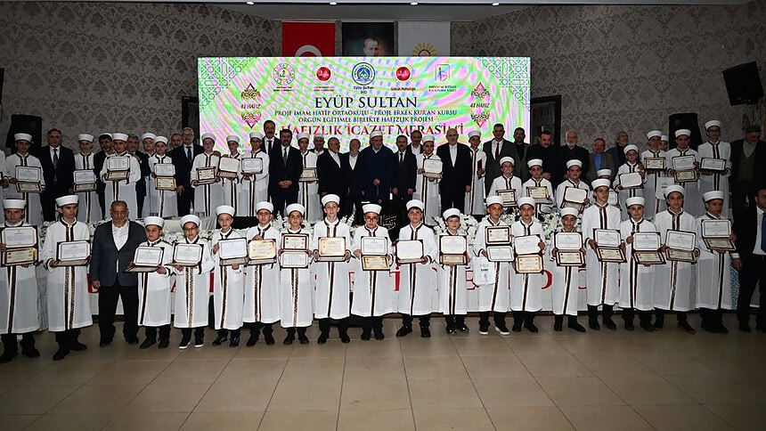 Gölcük'te 41 Öğrenci İçin Hafızlık İcazet Töreni Düzenlendi