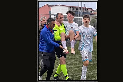 Kocaeli U15 Ligi'nde Alkışlanacak Hareket: Hakem Sakatlanan Futbolcuyu Kucağında Taşıdı!