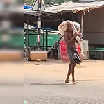 Hindistan'da İskeletle Bankaya Giden Adam: Banka "Hesap Sahibini Getir" Dedi