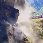 Hindistan'da Kaya Düşmesi: Dev Parça Saniyeler İçinde Çöktü