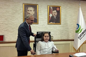 Çayırova Belediyesi’nde 23 Nisan Heyecanı: Başkan Bünyamin Çiftçi Koltuğunu Hira Aydın’a Devretti!