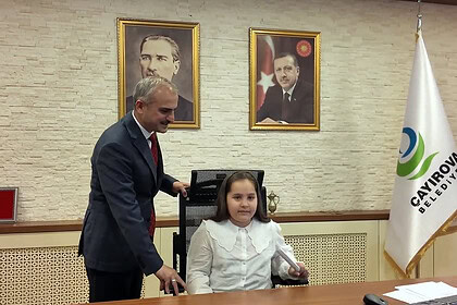 Çayırova Belediyesi’nde 23 Nisan Heyecanı: Başkan Bünyamin Çiftçi Koltuğunu Hira Aydın’a Devretti!
