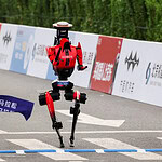 Pekin’de İnsansı Robotlar İlk Kez Yarıştı ve Kazandı!