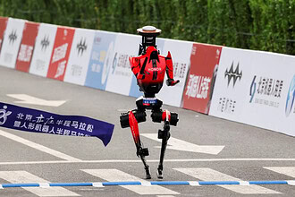 Pekin’de İnsansı Robotlar İlk Kez Yarıştı ve Kazandı!
