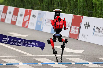 Pekin’de İnsansı Robotlar İlk Kez Yarıştı ve Kazandı!