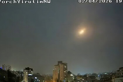 İran Füzesi Tel Aviv Yakınlarındaki Petah Tikva'ya Düştü