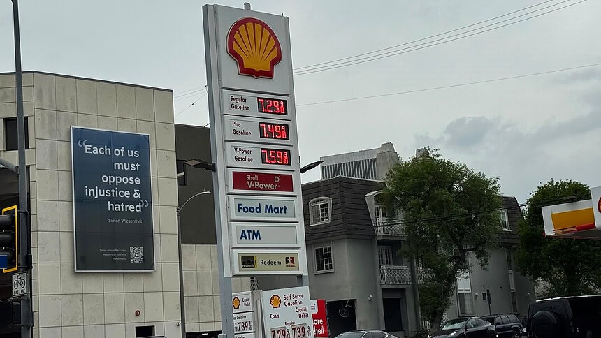 İran Savaşı Pompayı Vurdu: ABD'de Benzin Galon Başına 4 Doları Geçti