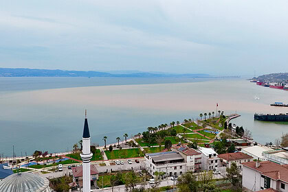 İzmit Körfezi’nde Renk Değişimi: Sağanak Sonrası Deniz Kahverengiye Büründü