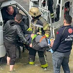 İzmit'te Kamyonet Dereye Uçtu: Sürücüsüne Dakikalarca Kalp Masajı Yapıldı!