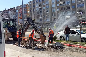 Karamürsel’de Altyapı Kazası: Amiral Caddesi Göle Döndü!