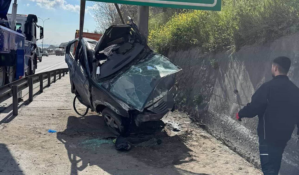 TEM Kocaeli Geçişinde Korkunç Kaza: Otomobil Yön Levhasına Saplandı!