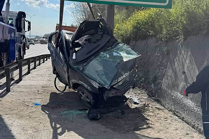 TEM Kocaeli Geçişinde Korkunç Kaza: Otomobil Yön Levhasına Saplandı!