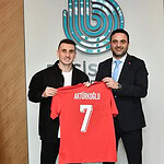 Kocaeli’nin Gururu Başiskele’de: Kerem Aktürkoğlu’ndan  Başkan Özlü'ye Anlamlı Hediye!