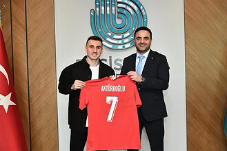 Kocaeli’nin Gururu Başiskele’de: Kerem Aktürkoğlu’ndan  Başkan Özlü'ye Anlamlı Hediye!