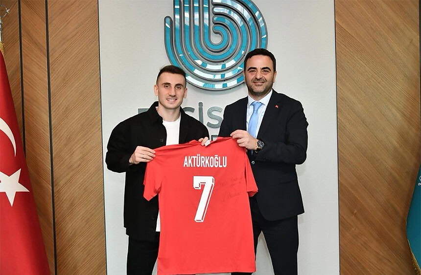 Kocaeli’nin Gururu Başiskele’de: Kerem Aktürkoğlu’ndan  Başkan Özlü'ye Anlamlı Hediye!